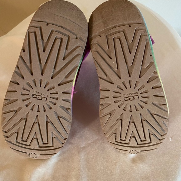 UGG Kids Classic II Sequin Rainbow Winter 1006063K Girls Size 4 Purple Ankle - Picture 7 of 9